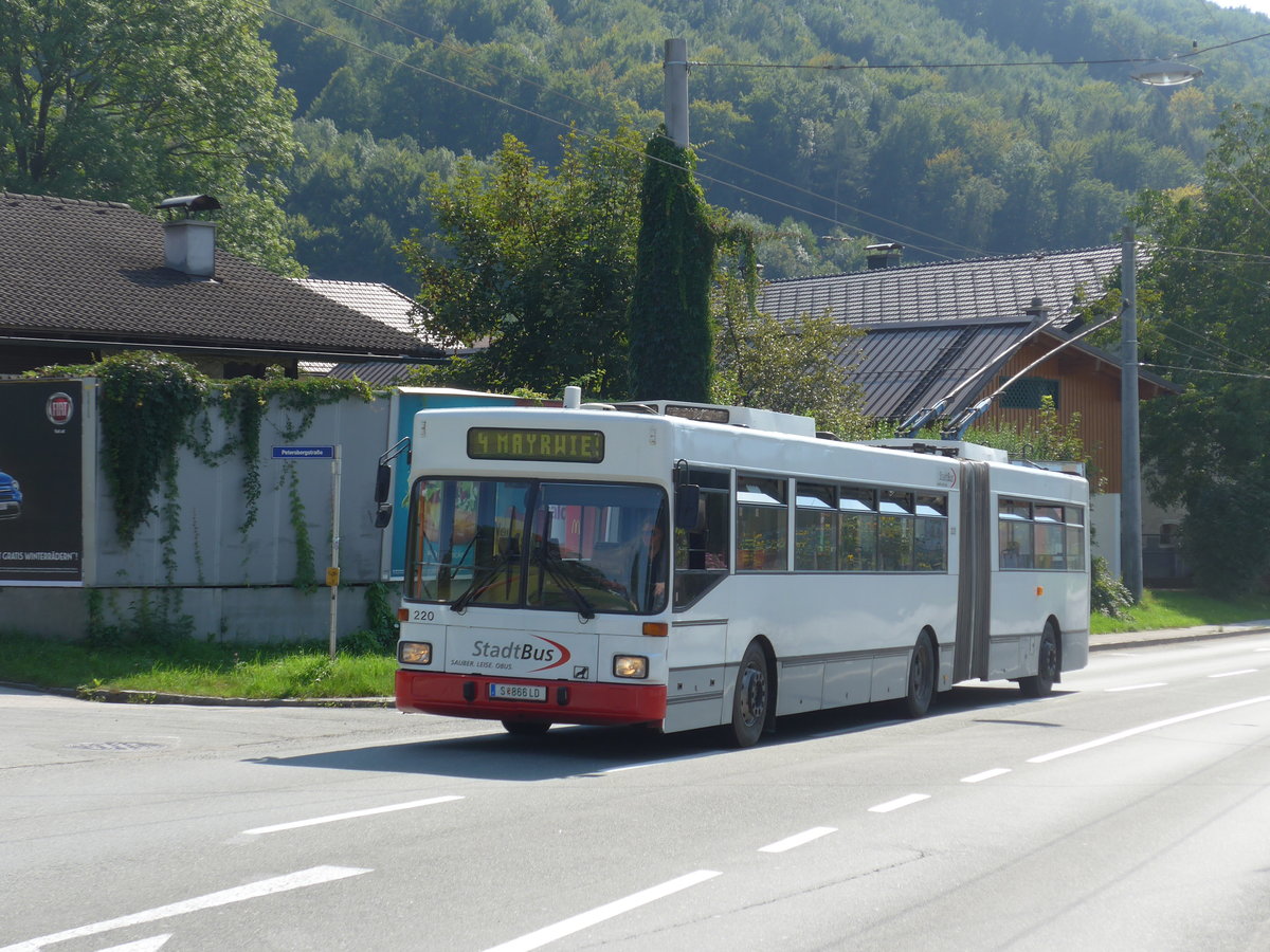 (197'214) - StadtBus, Salzburg (POS) - Nr. 220/S 866 LD - Gr�f&Stift Gelenktrolleybus (ex MVG Karpfenberg Nr. 25) am 13. September 2018 in Mayrwies, Daxluegstrasse