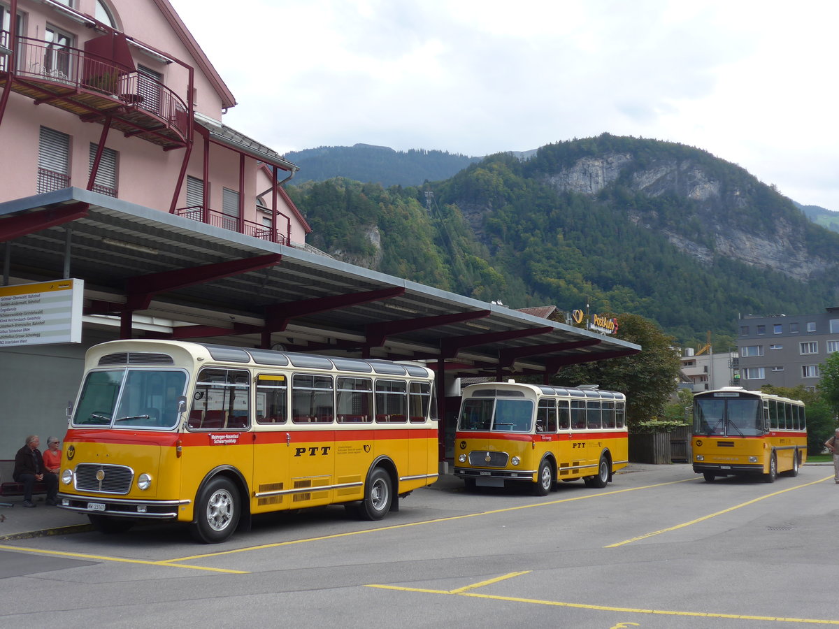 (197'705) - M�ller, Ennetmoos - NW 23'167 - FBW/Gangloff (ex Rentsch, Gunten; ex P 23'203; ex P 21'003) + Frutig, Birmensdorf - ZH 560'883 - FBW/FHS (ex P 23'217) + Schmid, Th�rishaus - BE 26'206 - Saurer/T�scher (ex 24'244) am 16. September 2018 in Meiringen, Postautostation
