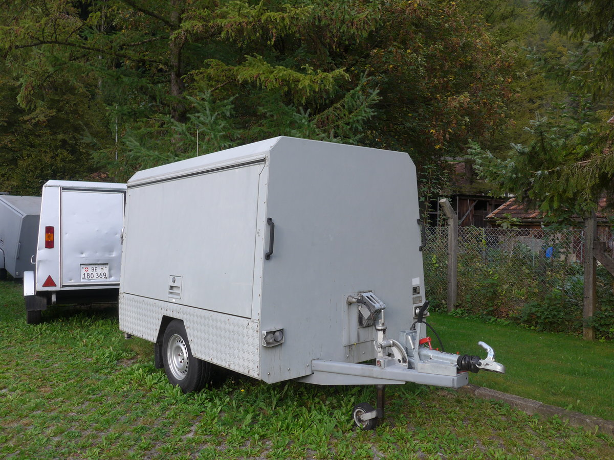 (197'876) - AVG Meiringen - BE 195'869 - Zbinden Gep�ckanh�nger (ex P 31'240) am 16. September 2018 in Meiringen, Garage