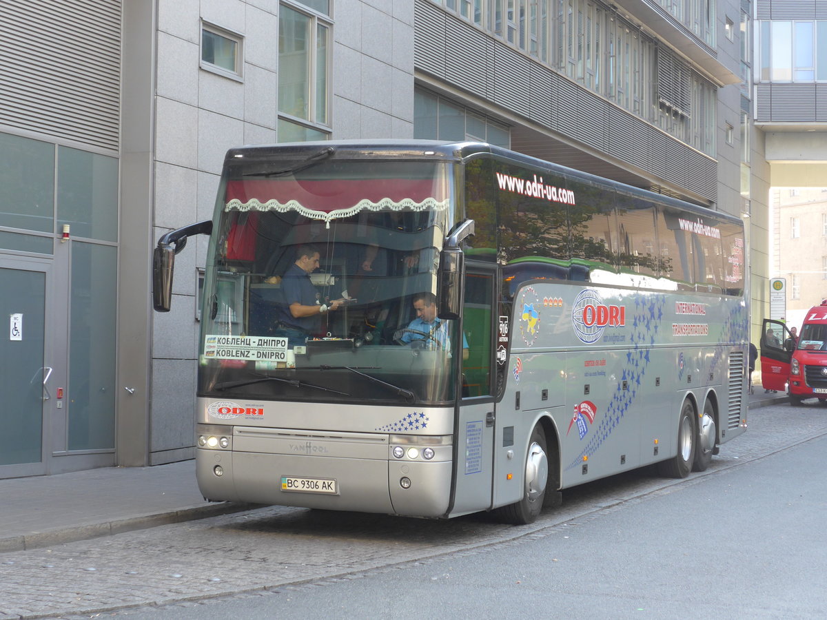 (198'331) - Aus der Ukraine: Odri, Lviv - BC 9306 AK - Van Hool am 16. Oktober 2018 in N�rnberg, Zentraler Busbahnhof