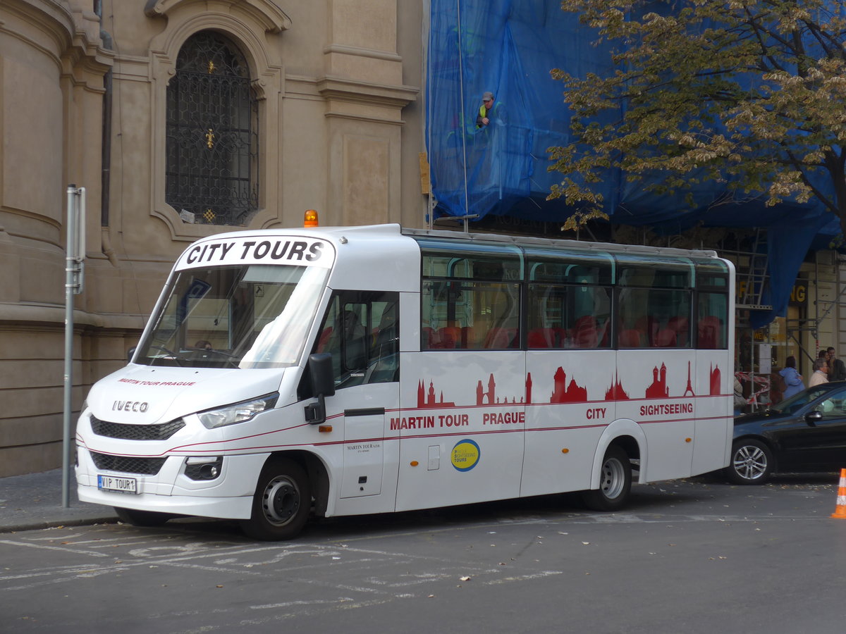 (198'887) - Martin Tour, Praha - VIP TOUR1 - Iveco/MAVE am 20. Oktober 2018 in Praha, Staromestsk� N�mest�