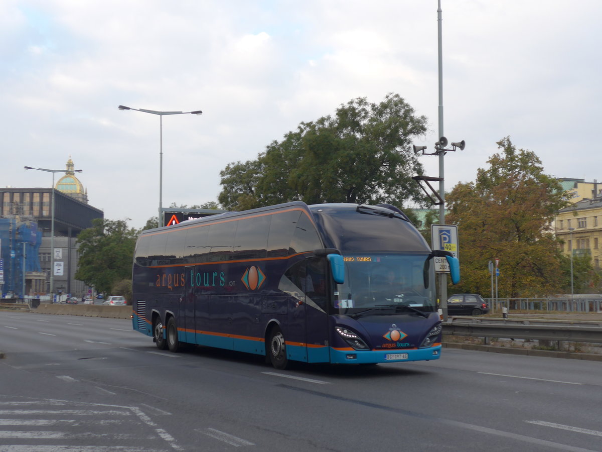 (198'942) - Aus Serbien: Argus Tours, Beograd - Nr. 6/BG 897-AE - Atomic am 21. Oktober 2018 in Praha, Hlavn� N�draz�