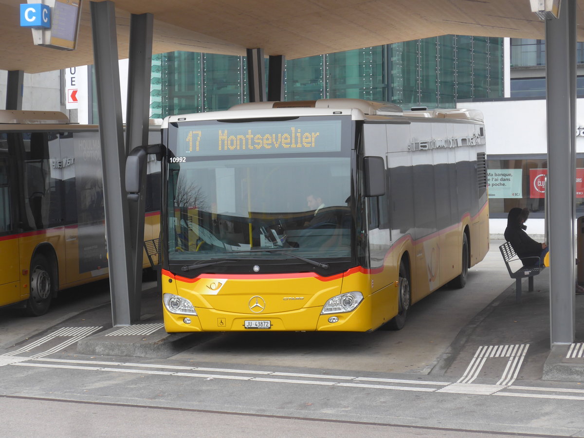 (199'262) - CarPostal Ouest - JU 43'872 - Mercedes am 4. November 2018 beim Bahnhof Del�mont