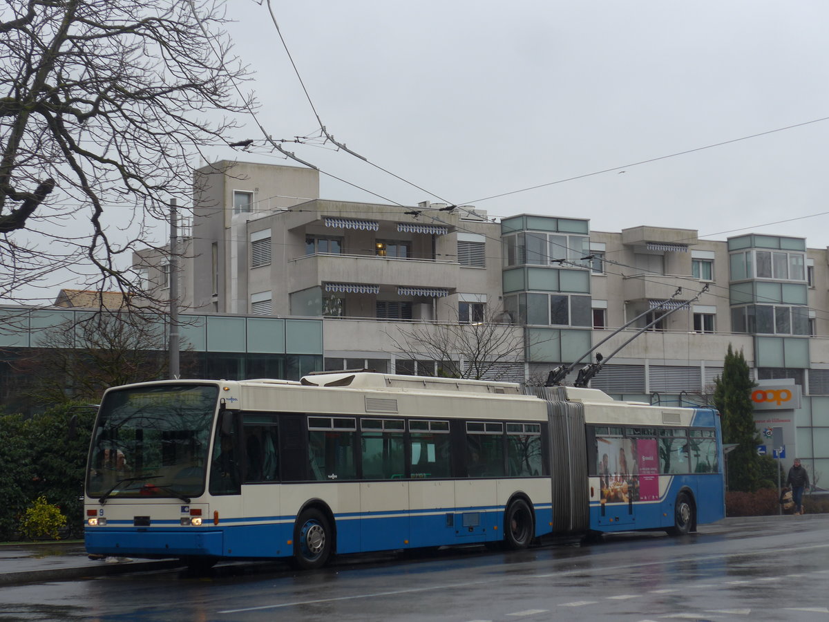 (200'063) - VMCV Clarens - Nr. 9 - Van Hool Gelenktrolleybus am 17. Dezember 2018 beim Bahnhof Villeneuve