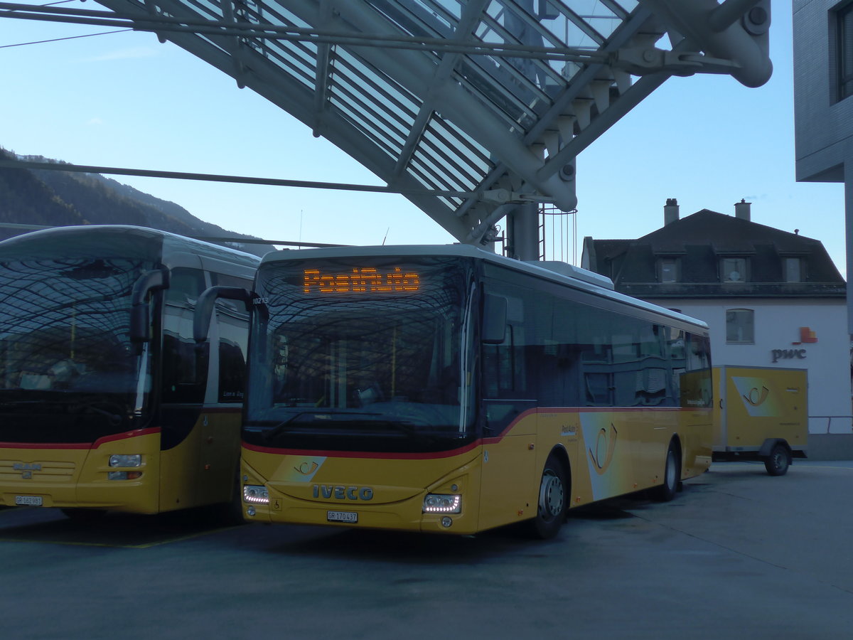 (200'305) - PostAuto Graub�nden - GR 170'437 - Iveco am 26. Dezember 2018 in Chur, Postautostation