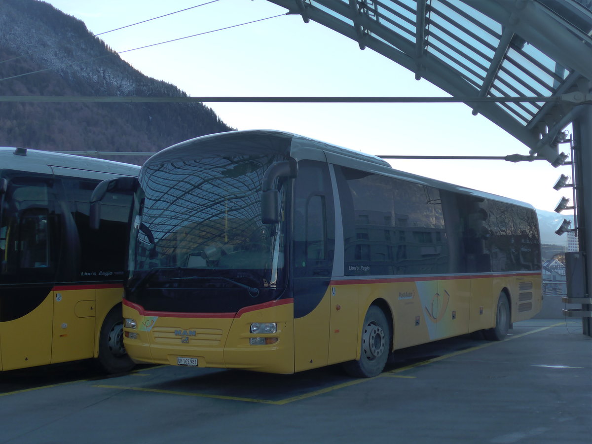(200'325) - PostAuto Graub�nden - GR 162'981 - MAN am 26. Dezember 2018 in Chur, Postautostation