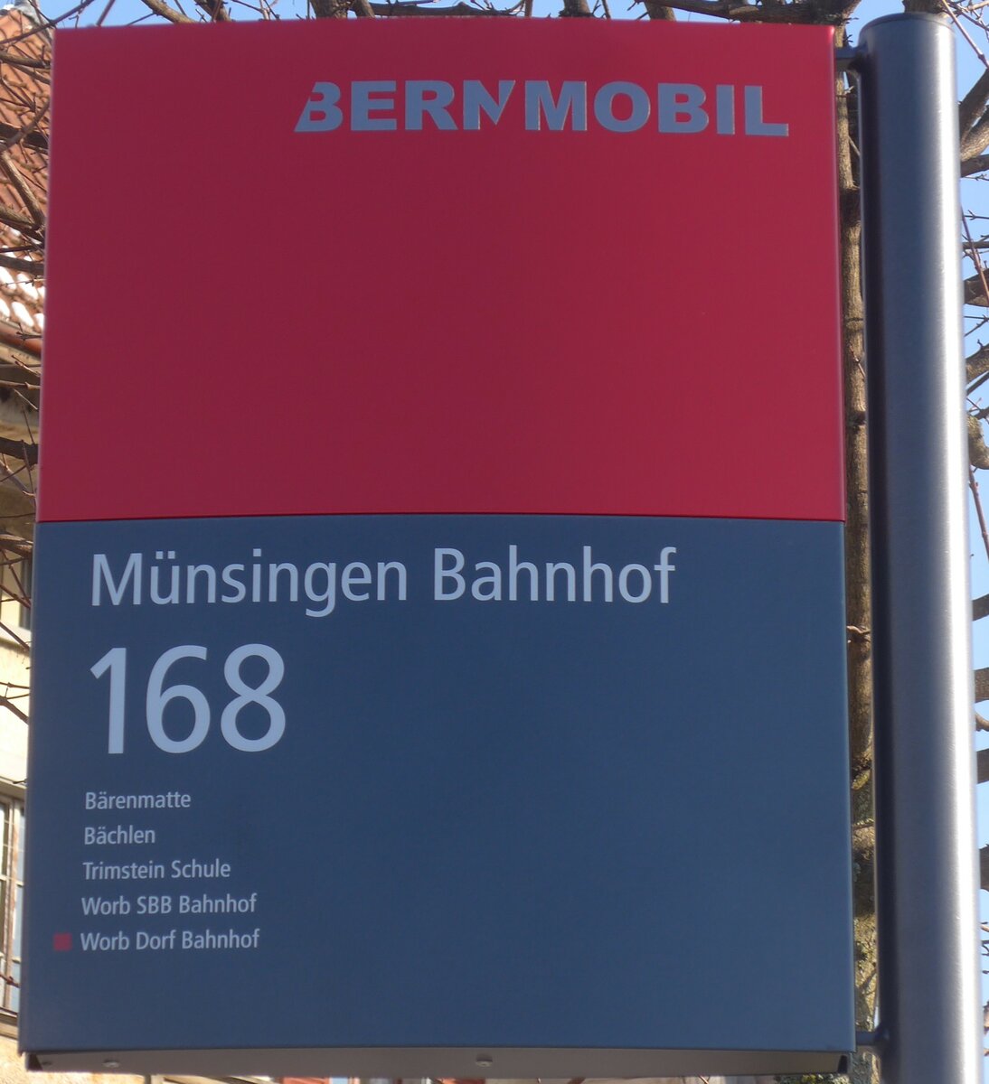 (201'473) - BERNMOBIL-Haltestellenschild - M�nsingen, Bahnhof - am 4. Februar 2019
