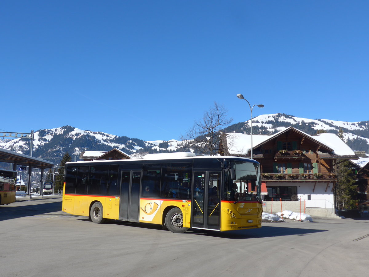(201'684) - K�bli, Gstaad - BE 235'726 - Volvo am 17. Februar 2019 beim Bahnhof Gstaad