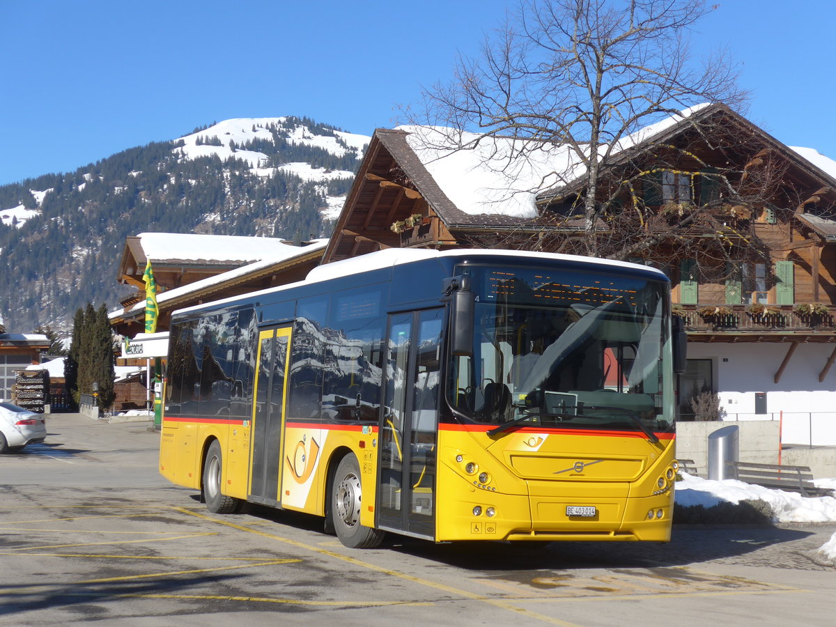 (201'685) - K�bli, Gstaad - BE 403'014 - Volvo am 17. Februar 2019 beim Bahnhof Gstaad