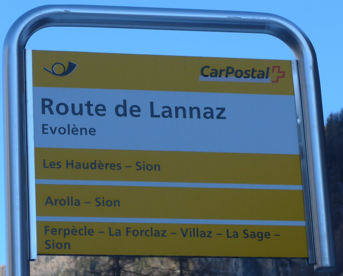 (201'755) - PostAuto-Haltestellenschild - Evol�ne, Route de Lannaz - am 24. Februar 2019