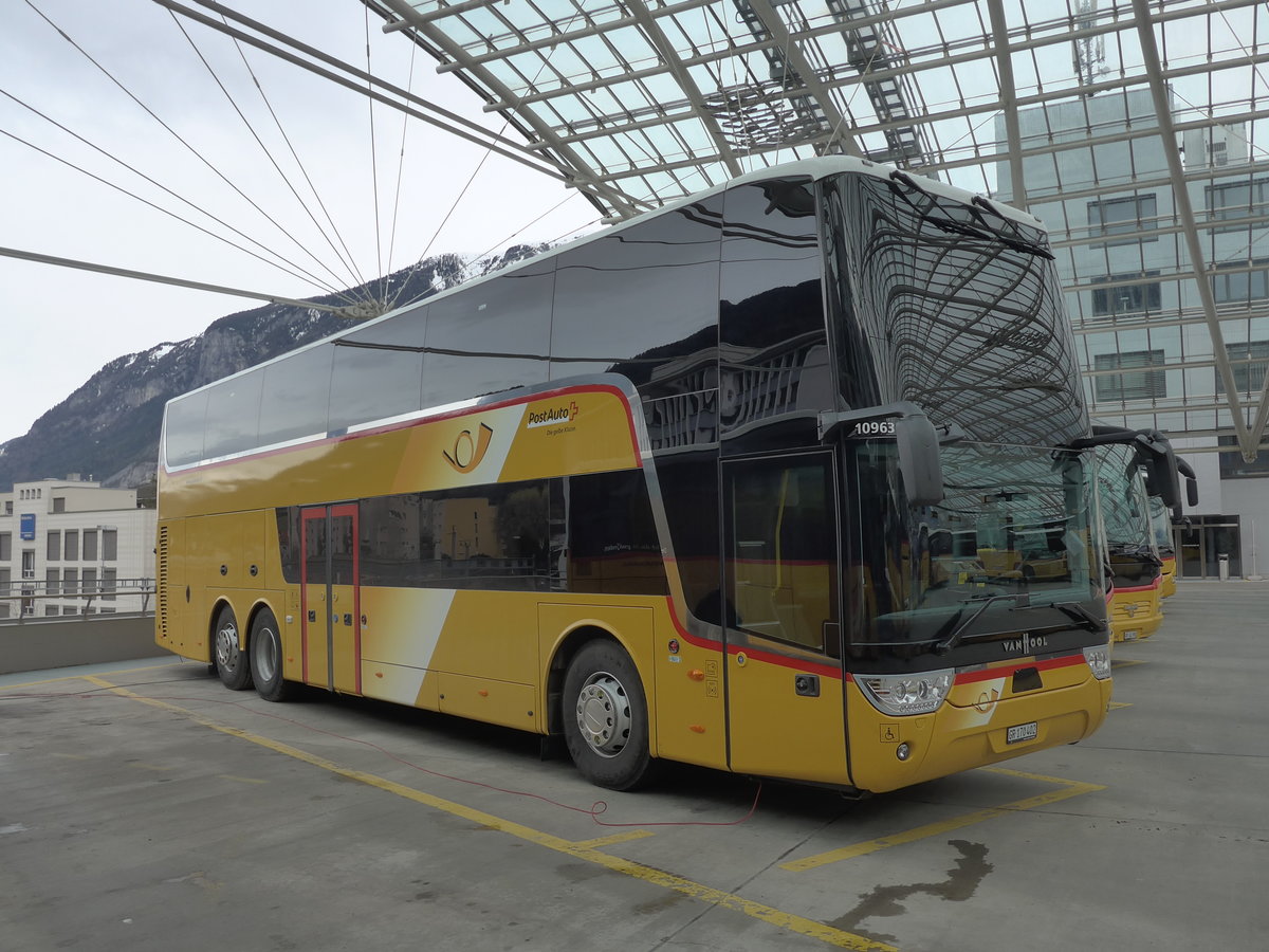 (202'036) - PostAuto Graub�nden - GR 170'402 - Van Hool am 10. M�rz 2019 in Chur, Postautostation