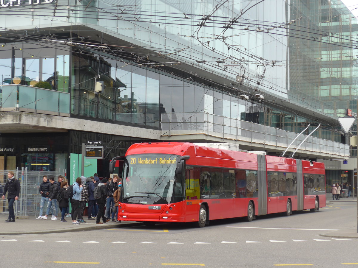 (202'362) - Bernmobil, Bern - Nr. 45 - Hess/Hess Doppelgelenktrolleybus am 12. M�rz 2019 beim Bahnhof Bern