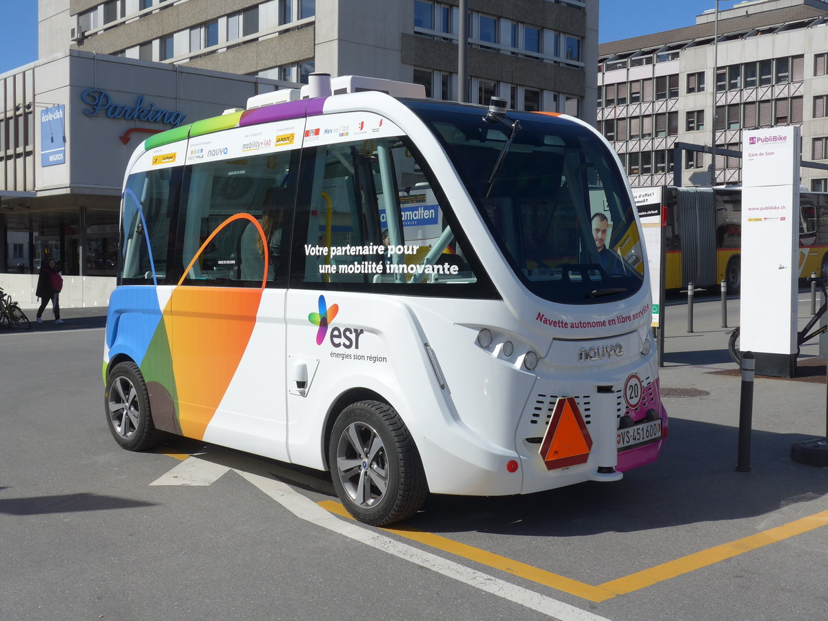(202'406) - PostAuto Wallis - VS 451'600 - Navya am 16. M�rz 2019 beim Bahnhof Sion