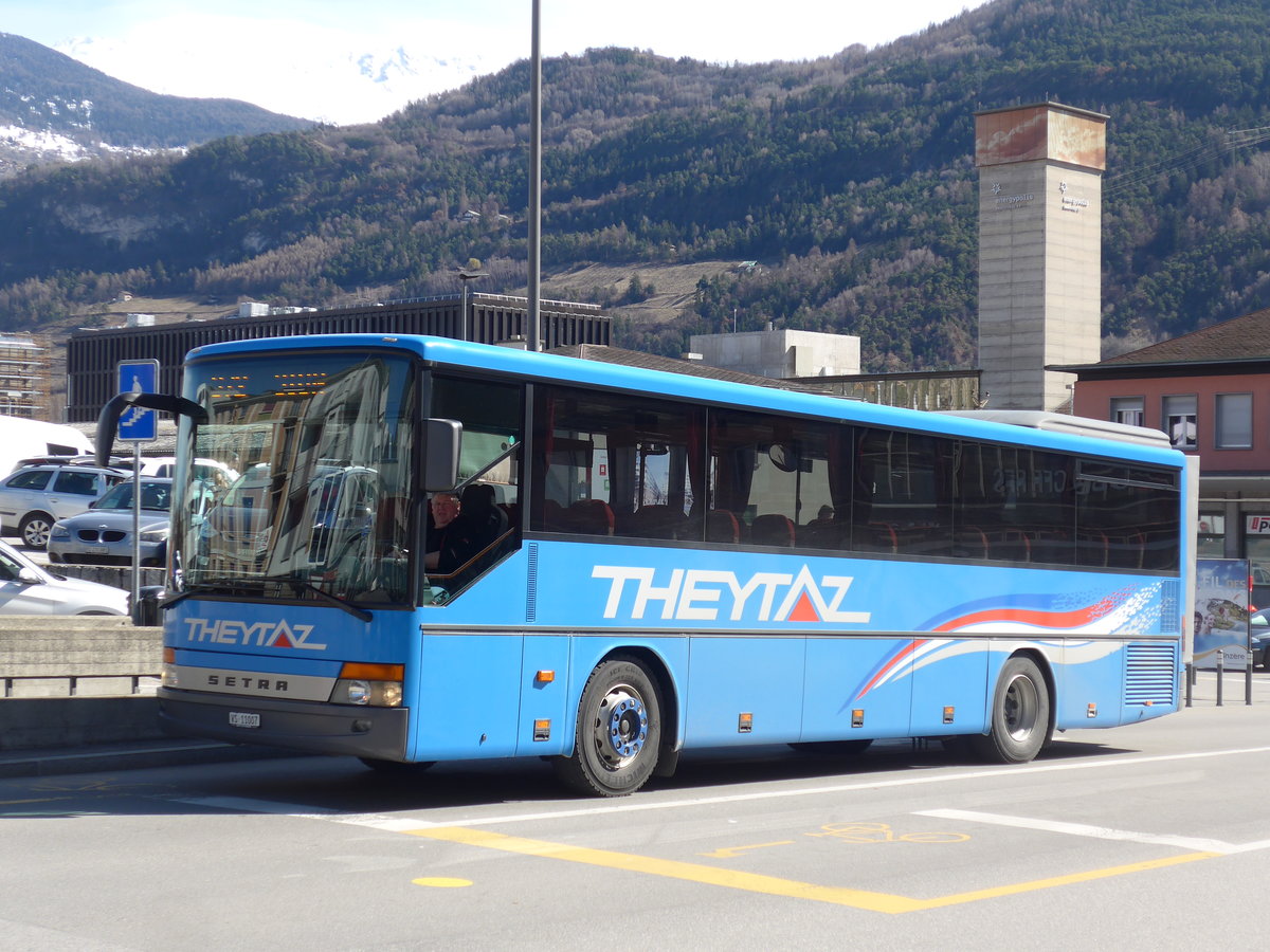 (202'409) - Theytaz, Sion - VS 11'007 - Setra am 16. M�rz 2019 beim Bahnhof Sion