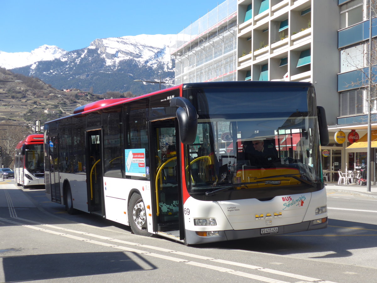 (202'416) - PostAuto Wallis - Nr. 69/VS 415'456 - MAN (ex Lathion, Sion Nr. 69) am 16. M�rz 2019 beim Bahnhof Sion