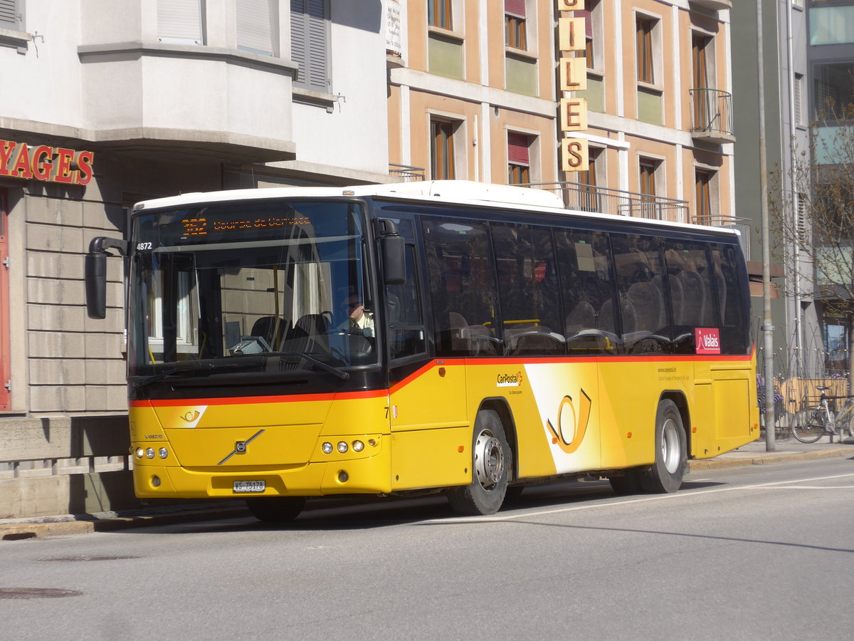 (202'417) - Lathion, Sion - Nr. 7/VS 75'178 - Volvo am 16. M�rz 2019 beim Bahnhof Sion
