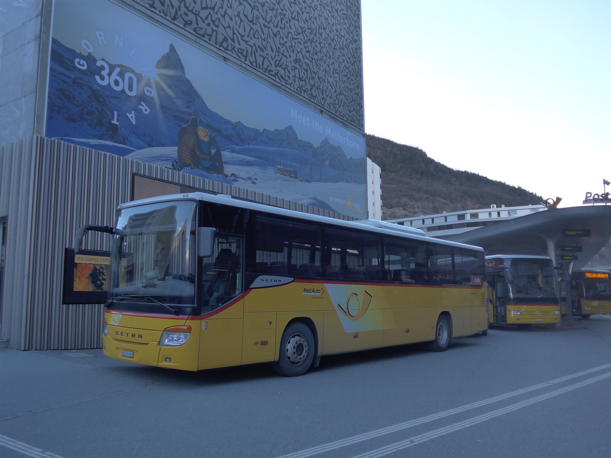 (202'430) - PostAuto Wallis - VS 403'661 - Setra am 16. M�rz 2019 beim Bahnhof Visp