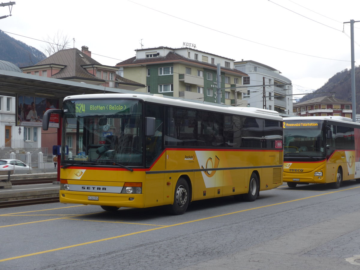 (202'472) - PostAuto Wallis - VS 241'974 - Setra am 17. M�rz 2019 beim Bahnhof Brig