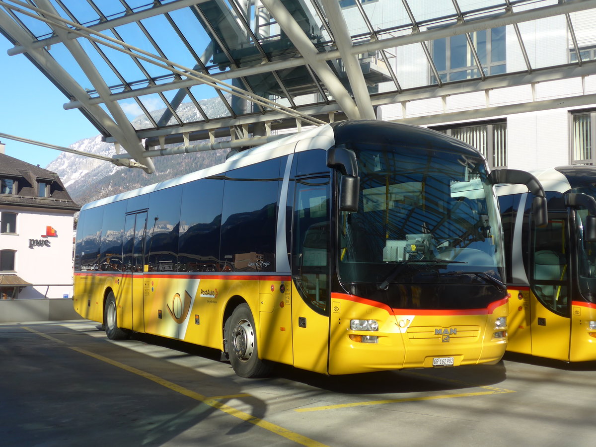 (202'594) - PostAuto Graub�nden - GR 162'982 - MAN am 20. M�rz 2019 in Chur, Postautostation