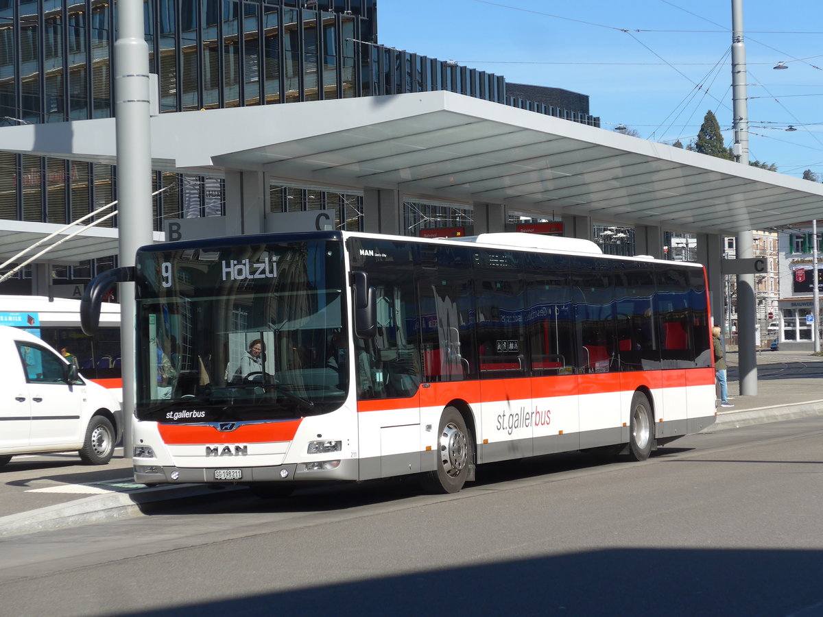 (202'674) - St. Gallerbus, St. Gallen - Nr. 211/SG 198'211 - MAN am 21. M�rz 2019 beim Bahnhof St. Gallen