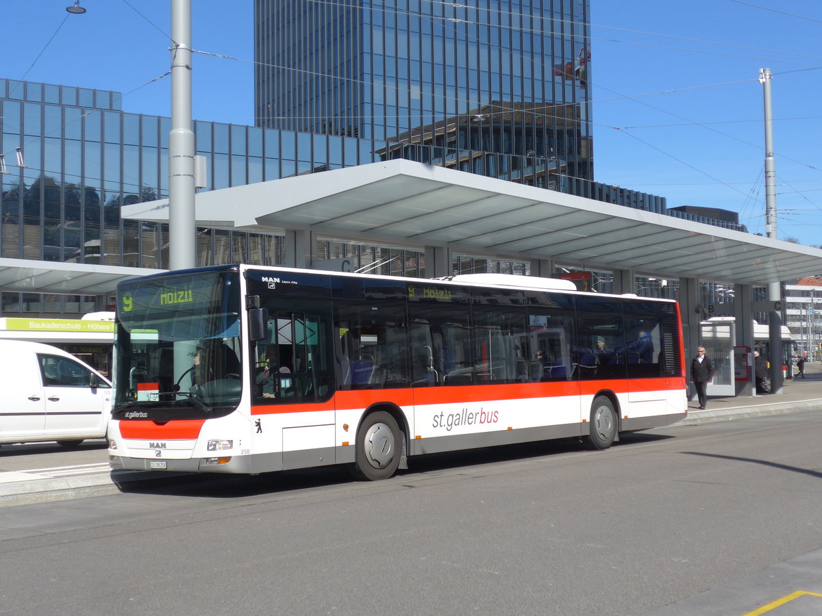 (202'690) - St. Gallerbus, St. Gallen - Nr. 258/SG 198'258 - MAN am 21. M�rz 2019 beim Bahnhof St. Gallen