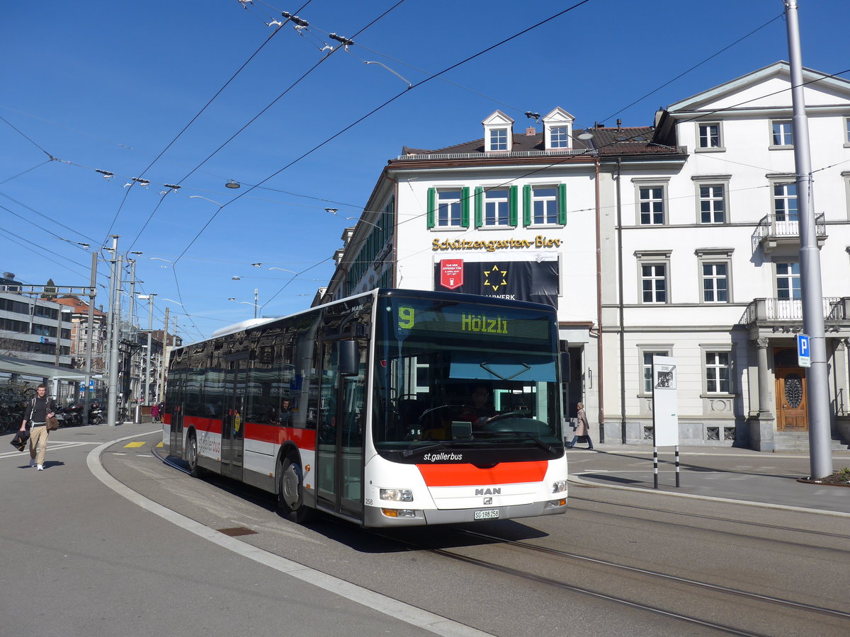 (202'729) - St. Gallerbus, St. Gallen - Nr. 258/SG 198'258 - MAN am 21. M�rz 2019 beim Bahnhof St. Gallen