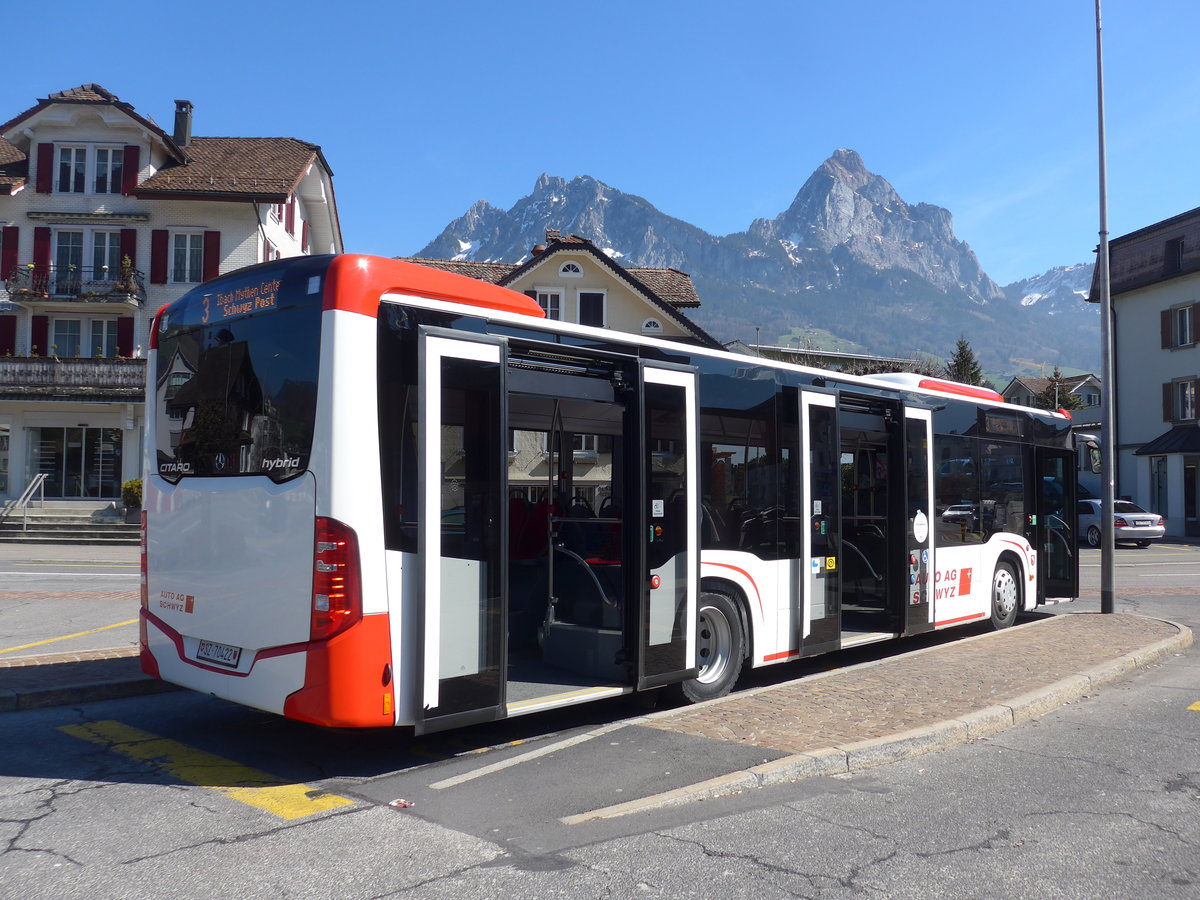 (202'824) - AAGS Schwyz - Nr. 22/SZ 70'422 - Mercedes am 22. M�rz 2019 beim Bahnhof Schwyz