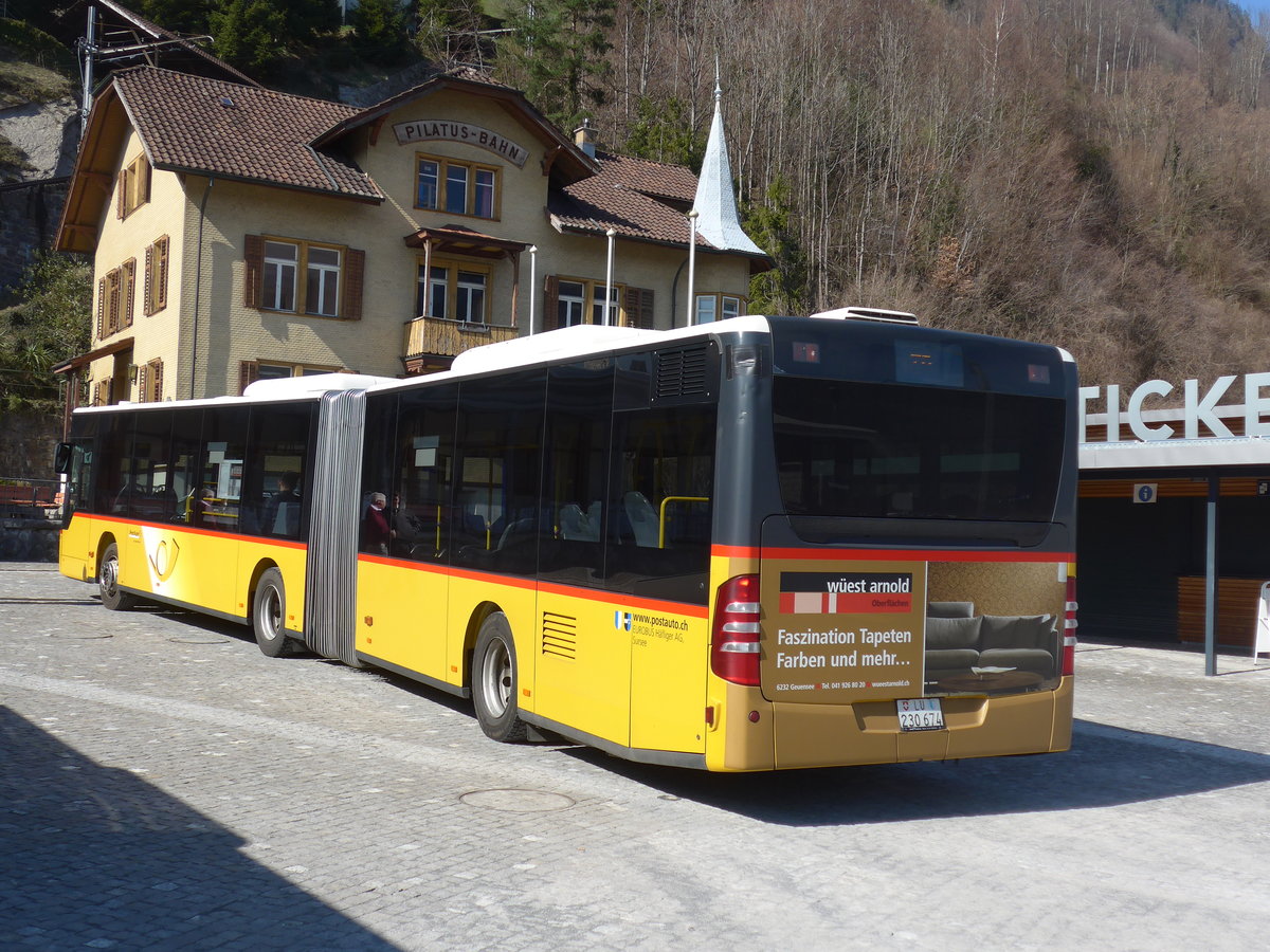 (202'860) - H�fliger, Sursee - Nr. 8/LU 230'674 - Mercedes am 22. M�rz 2019 beim Bahnhof Alpnachstad