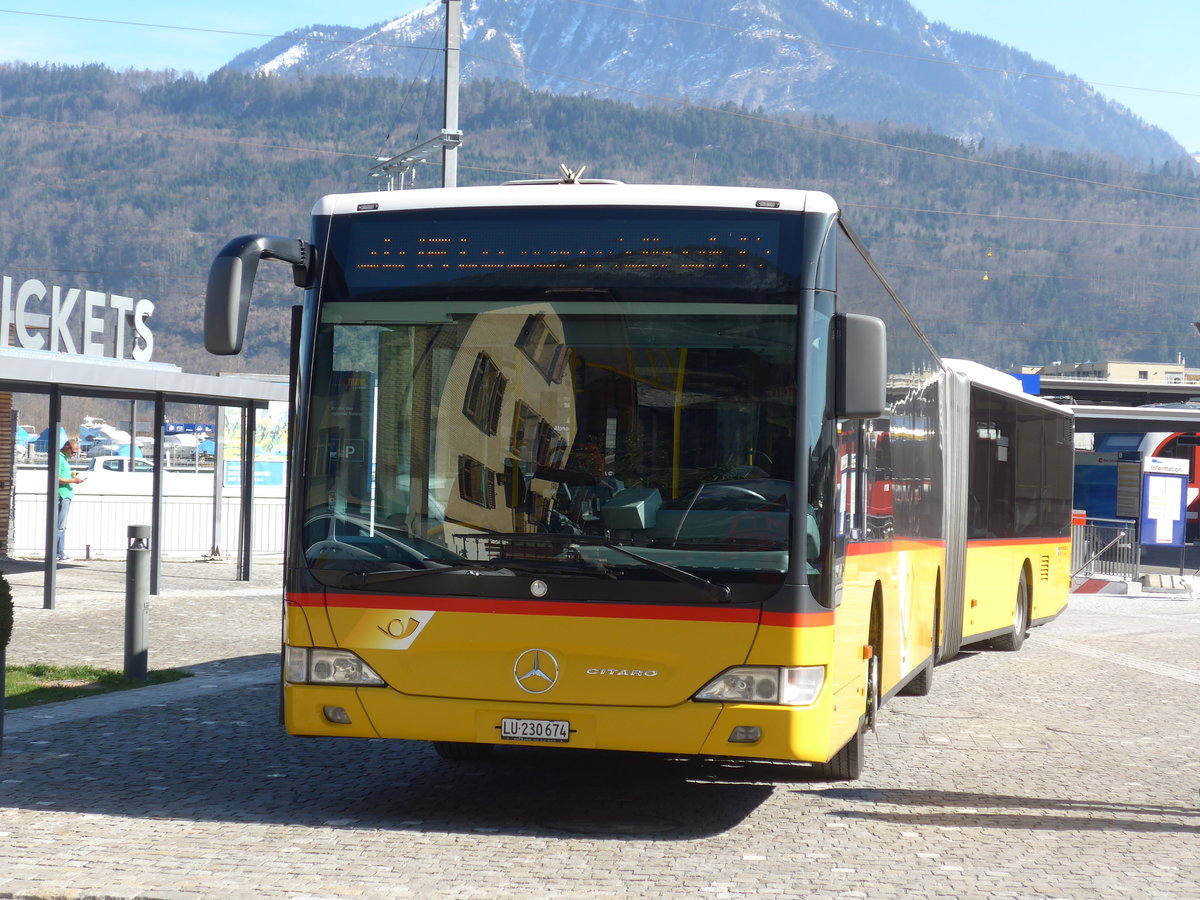 (202'861) - H�fliger, Sursee - Nr. 8/LU 230'674 - Mercedes am 22. M�rz 2019 beim Bahnhof Alpnachstad