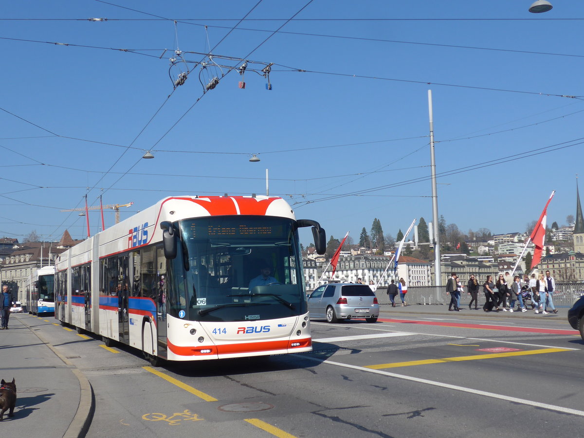 (203'011) - VBL Luzern - Nr. 414 - Hess/Hess Doppelgelenktrolleybus am 23. M�rz 2019 in Luzern, Bahnhofbr�cke