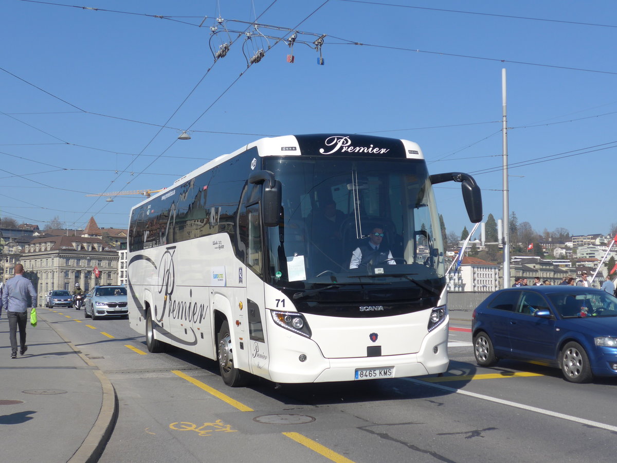 (203'018) - Aus Spanien: Premierbus, Benidorm - Nr. 71/8465 KMS - Scania/Higer am 23. M�rz 2019 in Luzern, Bahnhofbr�cke
