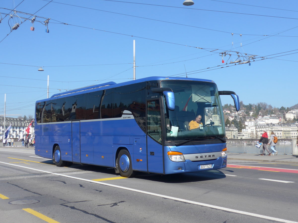 (203'022) - Aus Griechenland: ??? - BOX-1420 - Setra am 23. M�rz 2019 in Luzern, Bahnhofbr�cke