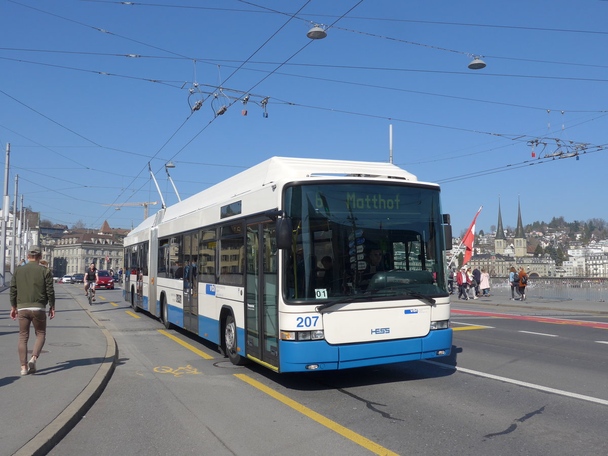 (203'024) - VBL Luzern - Nr. 207 - Hess/Hess Gelenktrolleybus am 23. M�rz 2019 in Luzern, Bahnhofbr�cke