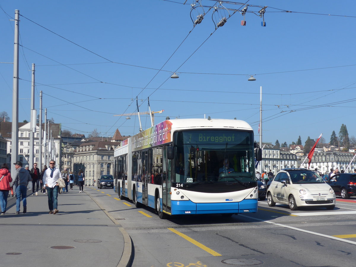 (203'027) - VBL Luzern - Nr. 214 - Hess/Hess Gelenktrolleybus am 23. M�rz 2019 in Luzern, Bahnhofbr�cke