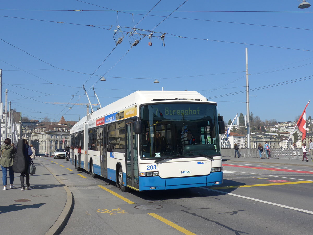 (203'031) - VBL Luzern - Nr. 203 - Hess/Hess Gelenktrolleybus am 23. M�rz 2019 in Luzern, Bahnhofbr�cke