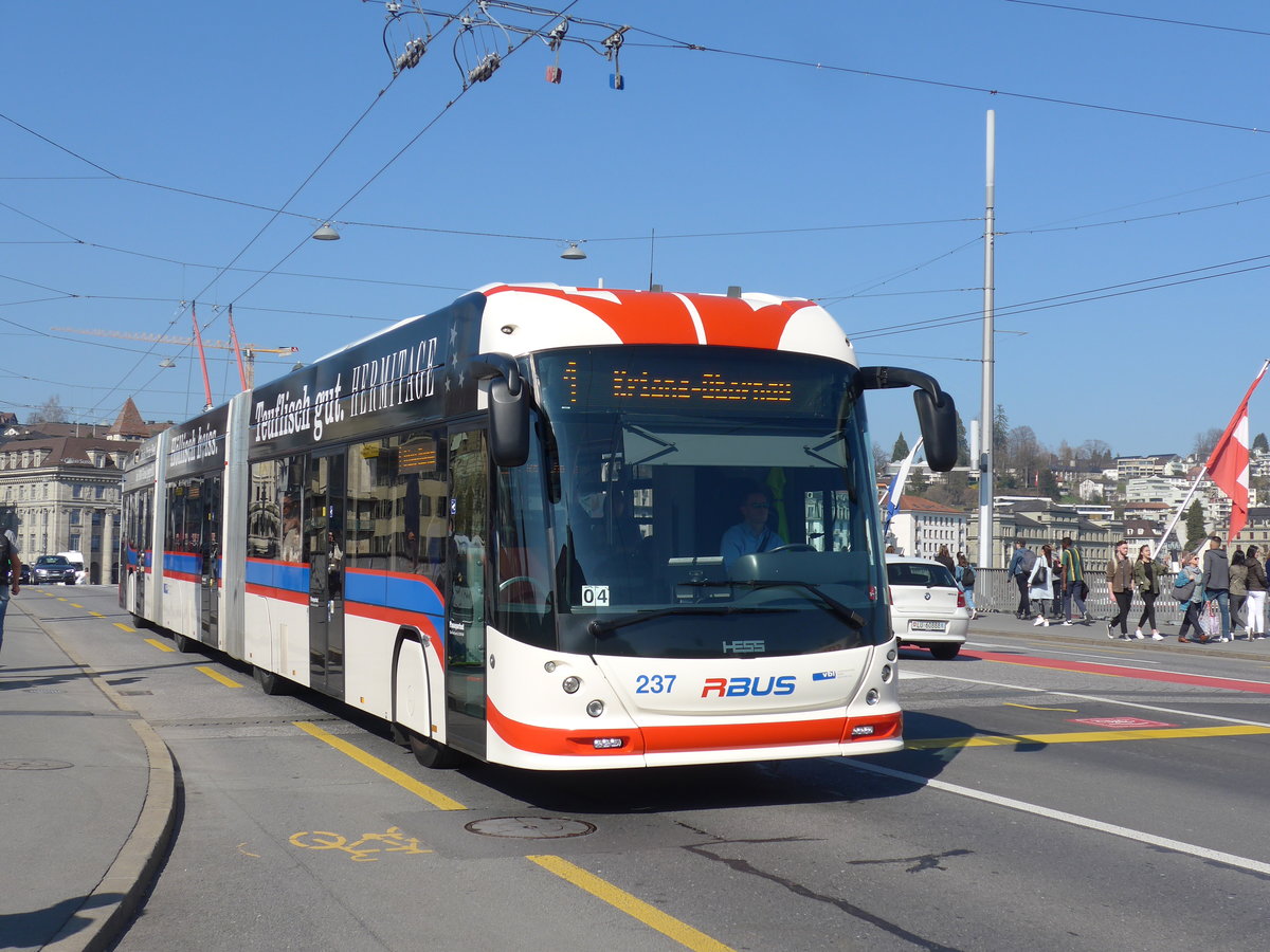 (203'033) - VBL Luzern - Nr. 237 - Hess/Hess Doppelgelenktrolleybus am 23. M�rz 2019 in Luzern, Bahnhofbr�cke