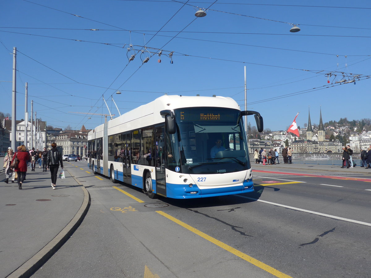 (203'036) - VBL Luzern - Nr. 227 - Hess/Hess Gelenktrolleybus am 23. M�rz 2019 in Luzern, Bahnhofbr�cke