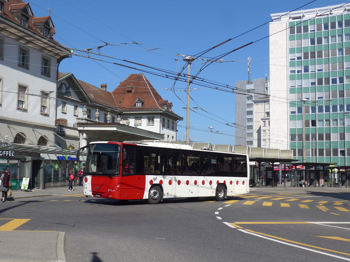 (203'235) - TPF Fribourg - Nr. 67/FR 300'305 - Volvo am 24. M�rz 2019 beim Bahnhof Fribourg