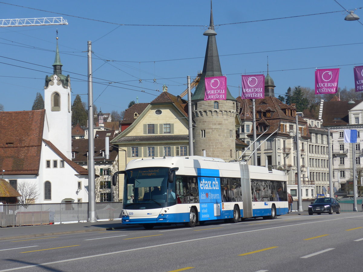 (203'287) - VBL Luzern - Nr. 229 - Hess/Hess Gelenktrolleybus am 30. M�rz 2019 in Luzern, Bahnhofbr�cke