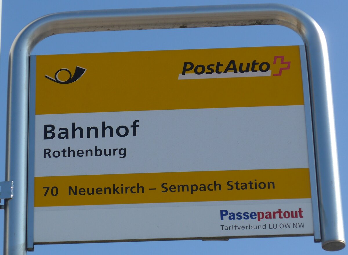 (203'346) - PostAuto-Haltestellenschild - Rothenburg, Bahnhof - am 30. M�rz 2019