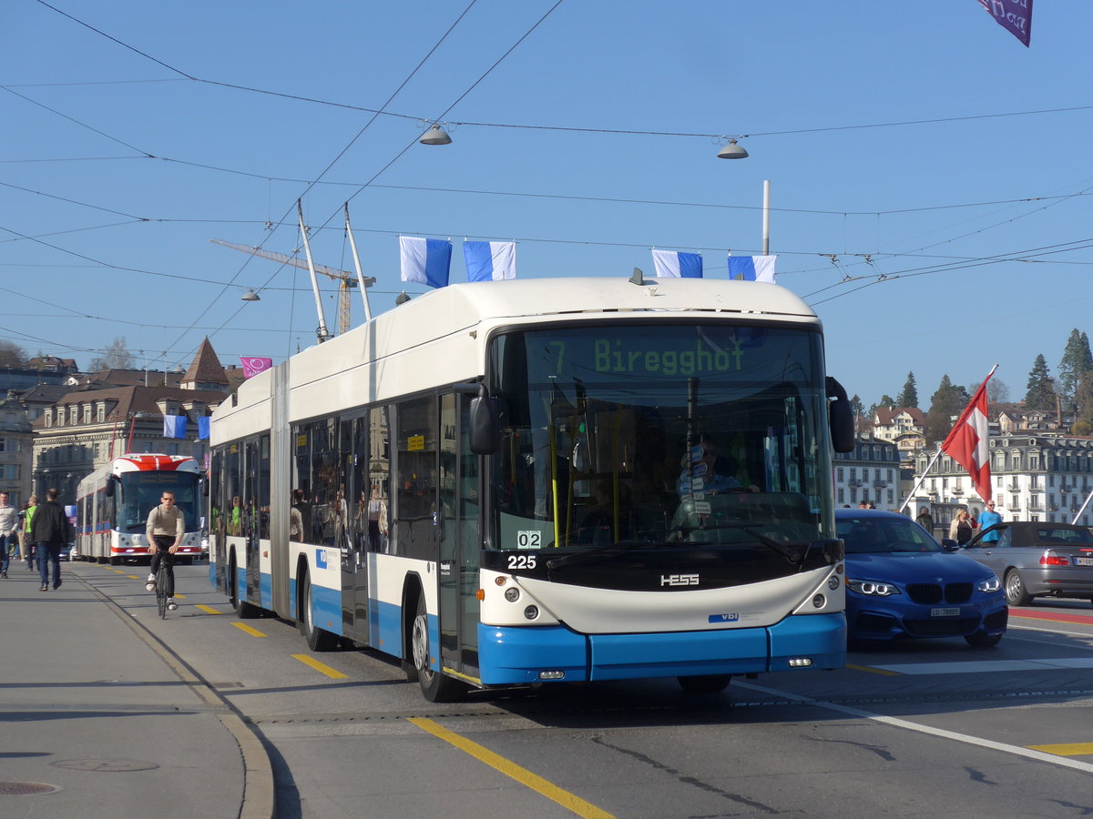 (203'355) - VBL Luzern - Nr. 225 - Hess/Hess Gelenktrolleybus am 30. M�rz 2019 in Luzern, Bahnhofbr�cke