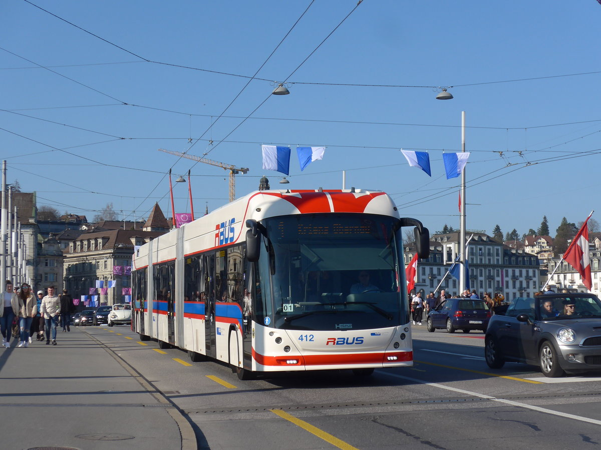 (203'356) - VBL Luzern - Nr. 412 - Hess/Hess Doppelgelenktrolleybus am 30. M�rz 2019 in Luzern, Bahnhofbr�cke