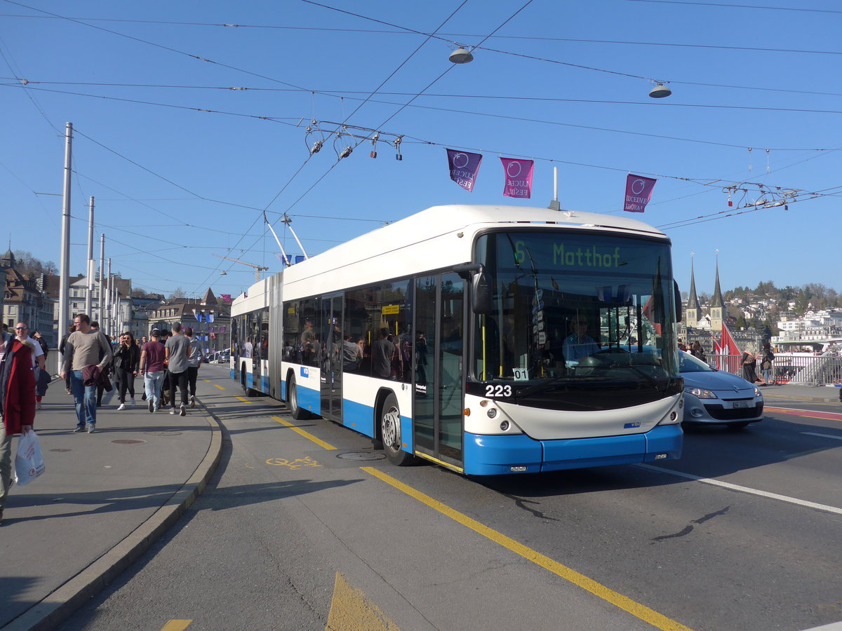 (203'385) - VBL Luzern - Nr. 223 - Hess/Hess Gelenktrolleybus am 30. M�rz 2019 in Luzern, Bahnhofbr�cke