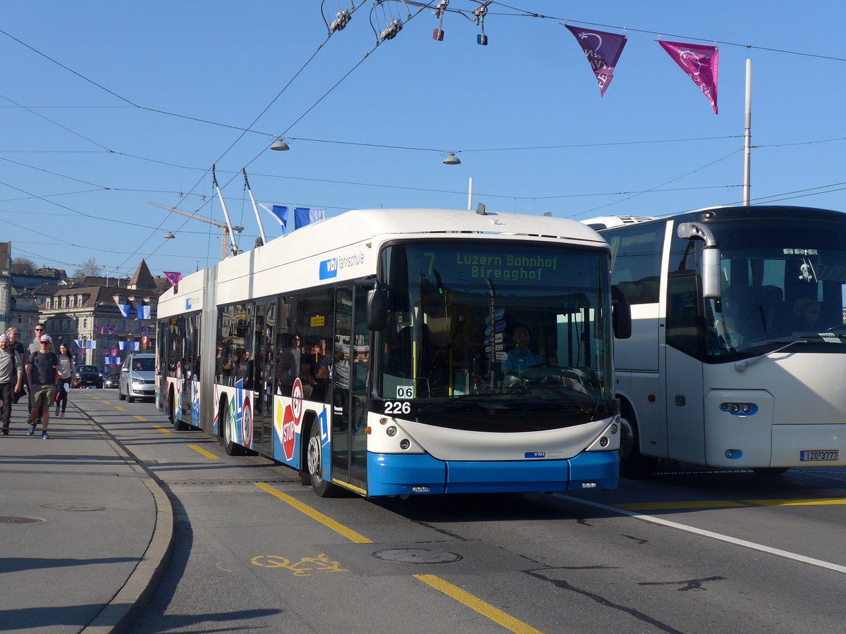 (203'387) - VBL Luzern - Nr. 226 - Hess/Hess Gelenktrolleybus am 30. M�rz 2019 in Luzern, Bahnhofbr�cke