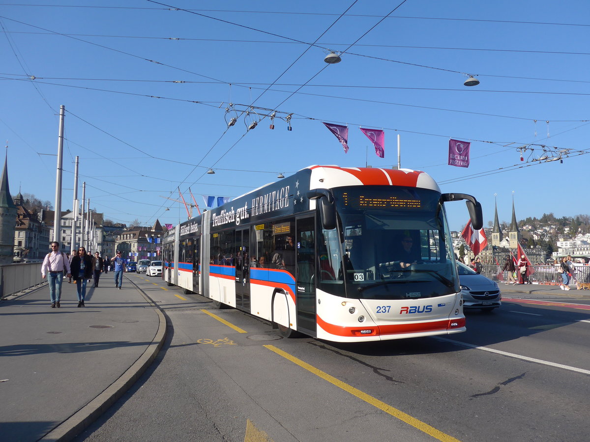 (203'388) - VBL Luzern - Nr. 237 - Hess/Hess Doppelgelenktrolleybus am 30. M�rz 2019 in Luzern, Bahnhofbr�cke