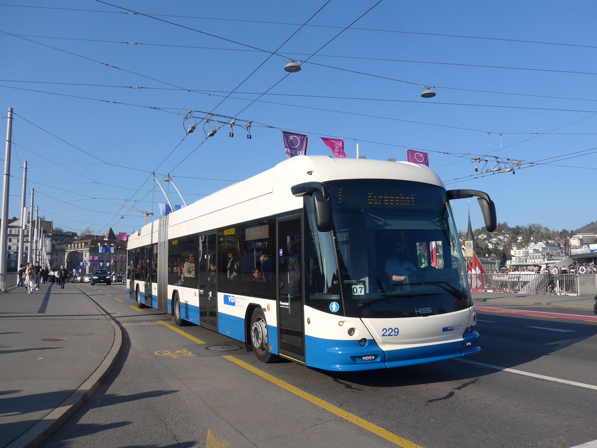 (203'395) - VBL Luzern - Nr. 229 - Hess/Hess Gelenktrolleybus am 30. M�rz 2019 in Luzern, Bahnhofbr�cke