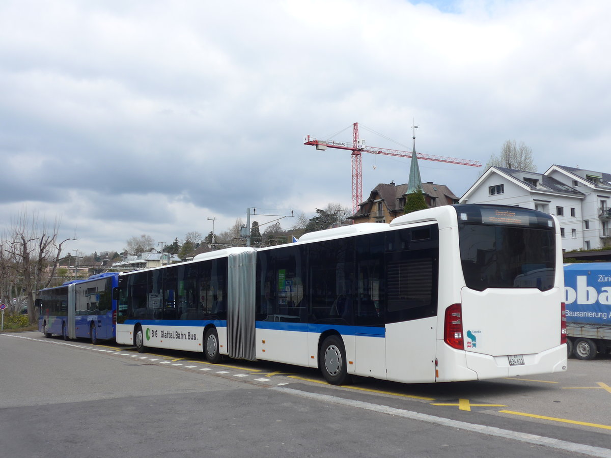 (203'512) - Welti-Furrer, Bassersdorf - Nr. 62/ZH 634'611 - Mercedes am 7. April 2019 beim Bahnhof K�snacht