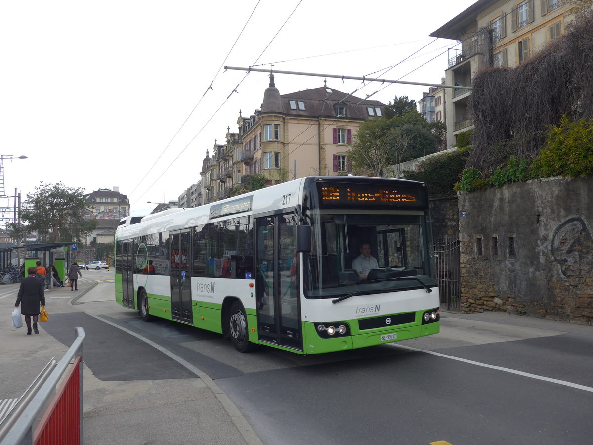 (203'621) - transN, La Chaux-de-Fonds - Nr. 217/NE 99'217 - Volvo (ex TN Neuch�tel Nr. 217) am 13. April 2019 beim Bahnhof Neuch�tel
