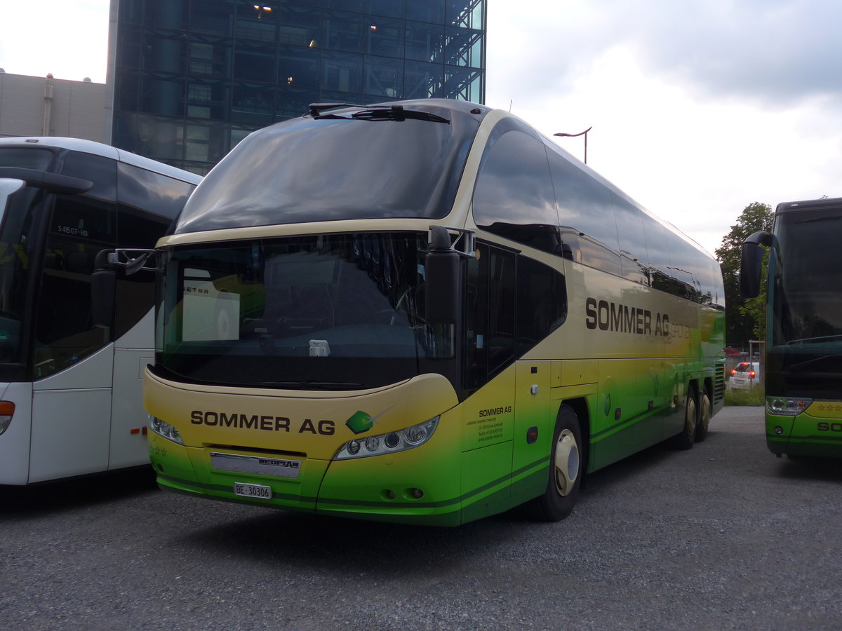 (206'643) - Sommer, Gr�nen - BE 30'306 - Neoplan (ex W�ckerlin, Z�rich) am 22. Juni 2019 in Thun, Kleine Allmend