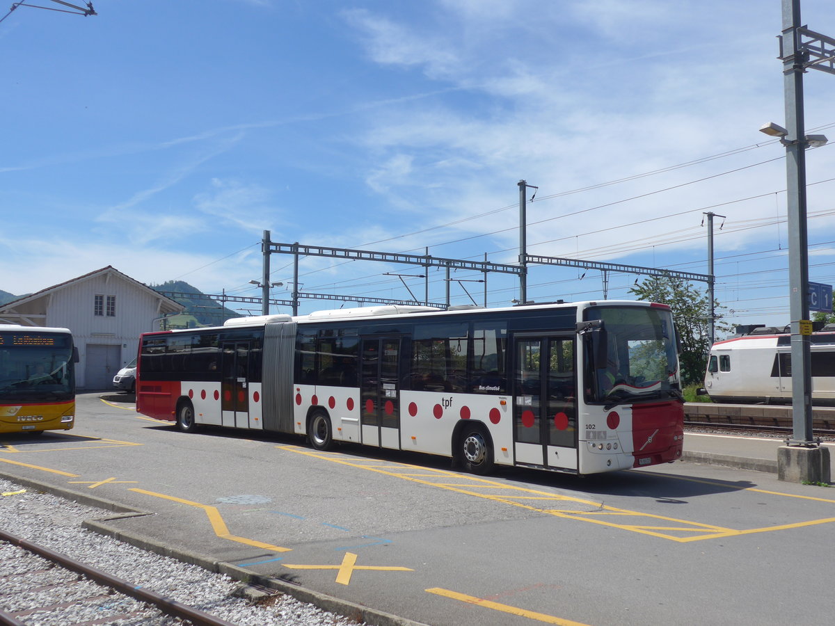 (206'792) - TPF Fribourg - Nr. 102/FR 300'225 - Volvo am 24. Juni 2019 beim Bahnhof Pal�zieux